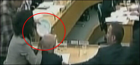 لندن: پارلیمنٹ میں روپرٹ مردوک پر حملہ