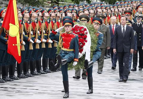 برطانوی وزیرِاعظم روس کے دورے پر