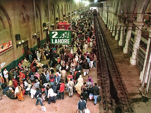 غلام احمد بلور کا صدر کو ریلوے بند کرنے کا صائب مشورہ