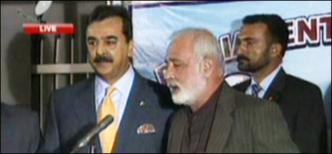 وزیراعظم دھرنے پر بیٹھے رکن قومی اسمبلی کو منا کر لے گئے