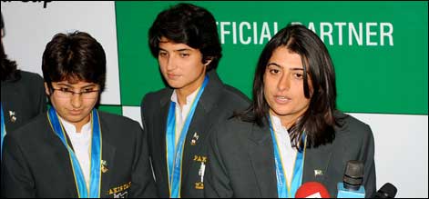 قومی خواتین کرکٹ ٹیم ڈھاکہ سے وطن وآپس پہنچ گئی