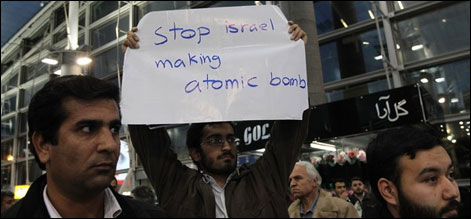 اقوام متحدہ کے جوہری معائنہ کاروں کی آمد پر ایران میں مظاہرہ