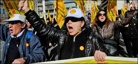 یونان میں ایتھنز کی گلیاں حکومت کے خلاف سراپا احتجاج