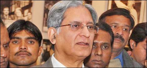 صدر مملکت کو استثنیٰ حاصل ہے، مؤقف پر قائم ہوں۔ اعتزاز احسن