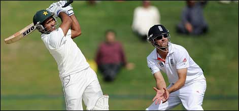 ابو ظبی ٹیسٹ: پاکستان کے انگلینڈ کیخلاف 7 وکٹ پر 256 رنز