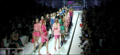 اٹلی:سرد موسم میں گرم ملبوسات سے سجا فیشن شو