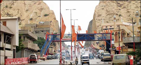 کراچی: کٹی پہاڑی پر مٹی کا تودا گرنے سے دو افراد زخمی