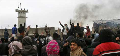 افغانستان میں مظاہرین پر پولیس کی فائرنگ