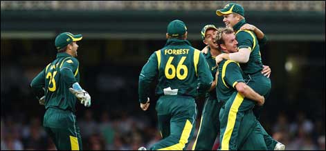 سہ ملکی سیریز، آسٹریلیا نے بھارت کو 87 رنز سے شکست دے دی