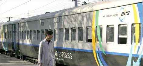 شالیمار ایکسپریس انیس ماہ کے تعطل کے بعد ٹریک پر