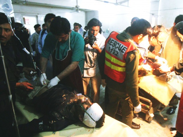 پشاور :آفتاب شیرپاؤ کے قافلے پر خود کش حملہ