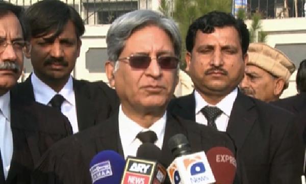 پانچ جج بینچ میں بیٹھنے کے اہل نہیں۔ اعتزاز