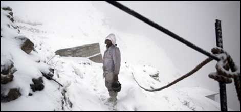 سیاچن : تودے تلے دبے اہلکاروں کو نکالنے کیلئے آپریشن جاری