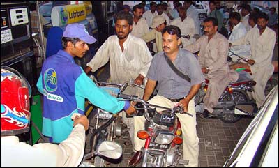 پیٹرول کی قیمت ہر 15 روز بعد تبدیل ہو گی