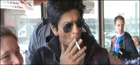 اسٹیڈیم میں سگریٹ نوشی ، شاہ رخ خان مصیبت میں پھنس گئے