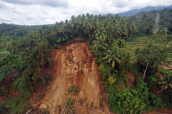 انڈونیشیا : لینڈ سلائیڈنگ کے باعث 8 افراد ہلاک