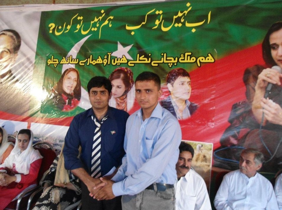 عمر فاروق اعوان معروف گلوکار ابرار الحق سے ملاقات کر رہے ہیں۔ فوٹو زاہد مصطفیٰ