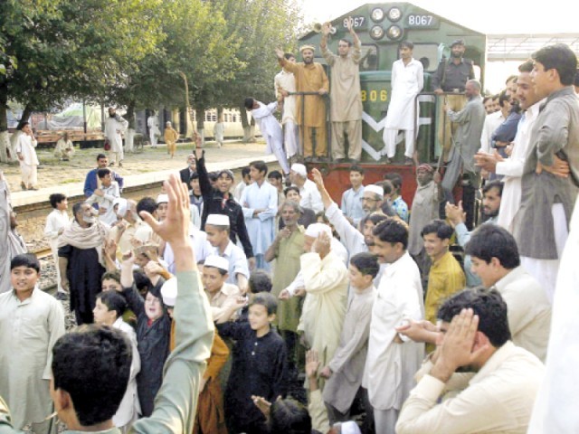 شالیمار ایکسپریس کے انجن میں خرابی،مسافروں کا احتجاج