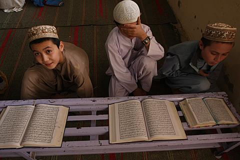 مکتبوں میں کہیں رعنائی افکار بھی ہے؟