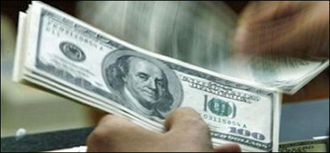 روپے کی پٹائی جاری، ڈالر سینچری بنانے کے لئے بے چین