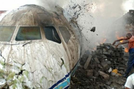گھانا میں کارگو طیارہ بس پر گر نے سے 10 افراد ہلاک