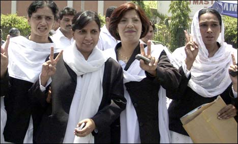 چیف جسٹس سے اظہار یکجہتی کیلئے ملک بھر میں وکلا کی ریلیاں