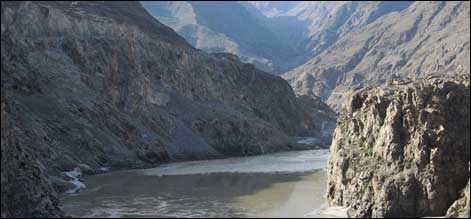 دریا پار کرنے والی ٹرالی ٹوٹنے سے8 افراد ڈوب گئے