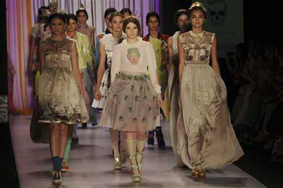 کولمبیا کے شہر میڈلین میں رنگا رنگ فیشن ویک