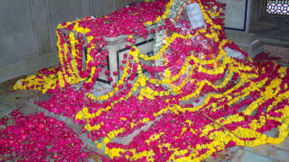 Mazar e iqbal