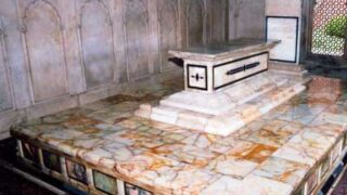 grave of Allama iqbal
