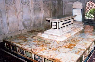 grave of Allama iqbal
