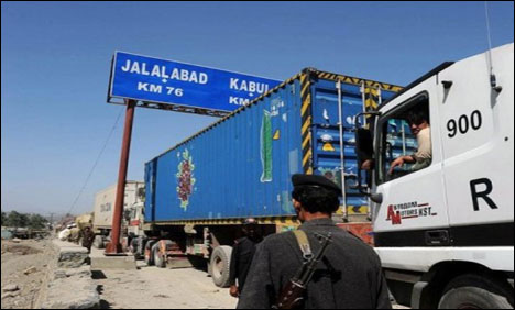 کراچی:پورٹ قاسم سے نیٹوکنٹینرسخت سیکیورٹی میں افغانستان کیلئے روانہ