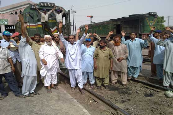 ملتان : ریلوے سٹیشن پر مشتعل مسافروں کی توڑ پھوڑ
