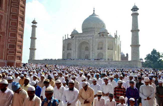 نماز عید الفطراور عید کادن مسلمانوں کی ملی یکجہتی کا بے مثال نمونہ