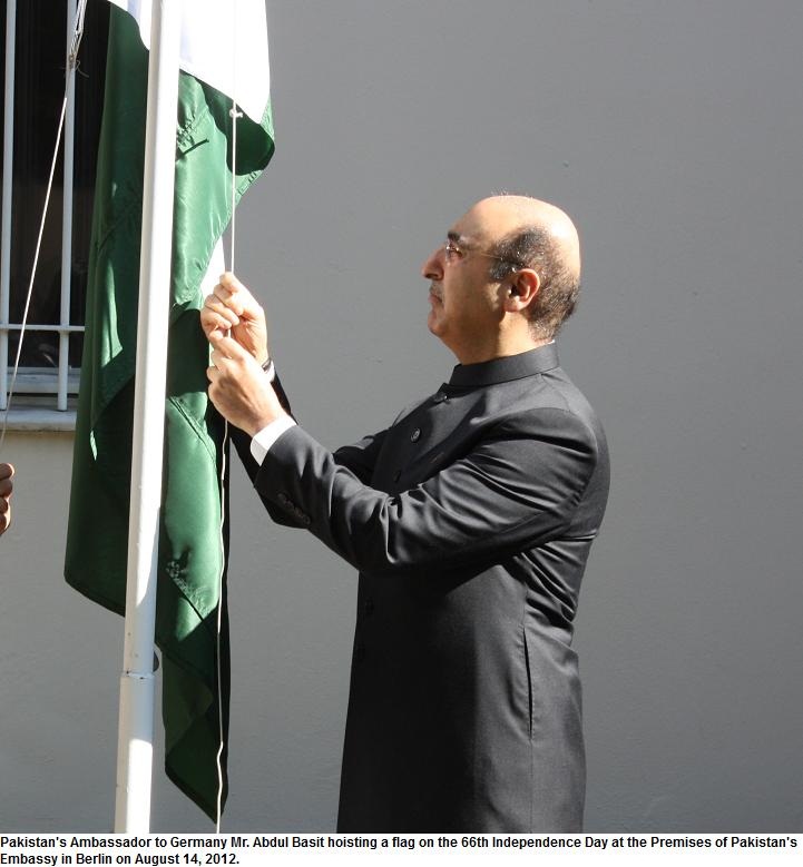 برلن میںسفارت خانہء پاکستان جرمنی کی جانب سے یوم آزادی پر پرچم کشائی کی تقریب