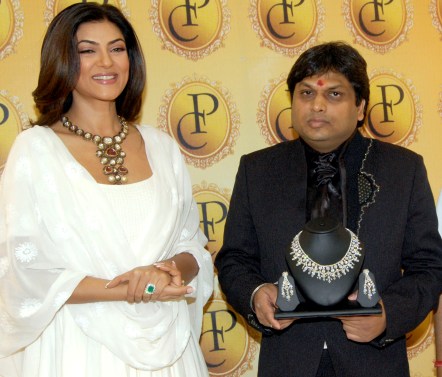 ممبئی: سشمیتا سین کی نت نئے زیورات کی نمائش