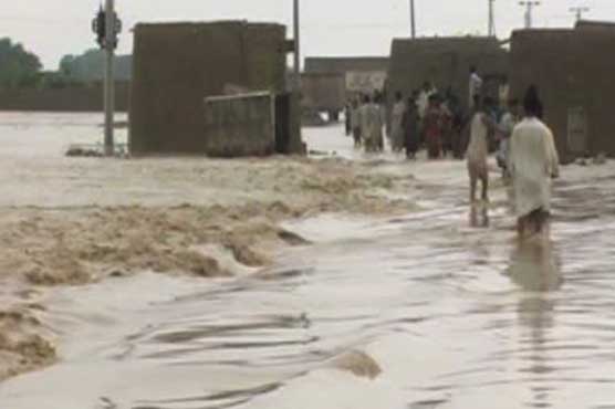 کوٹ مٹھن : قادرا کینال کا سیلابی پانی انڈس ہائی وے کو کراس کر گیا