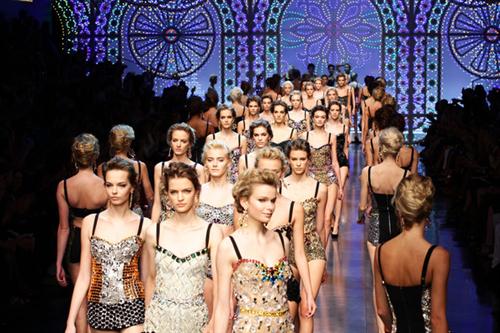 میلان میں فیشن ویک ، موسم بہار کے ملبوسات کی نمائش