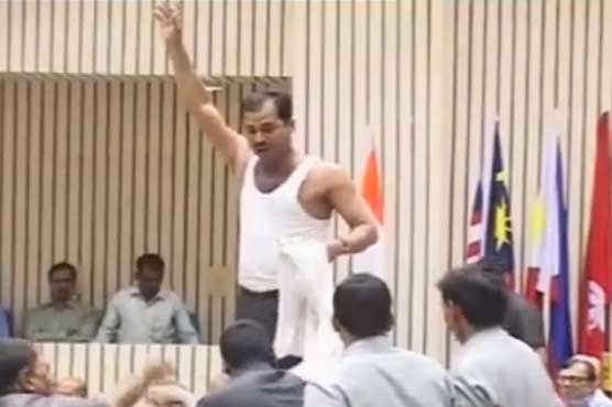 نئی دہلی : منموہن کی تقریر کے دوران ایک شخص کا قمیض اتار کر احتجاج