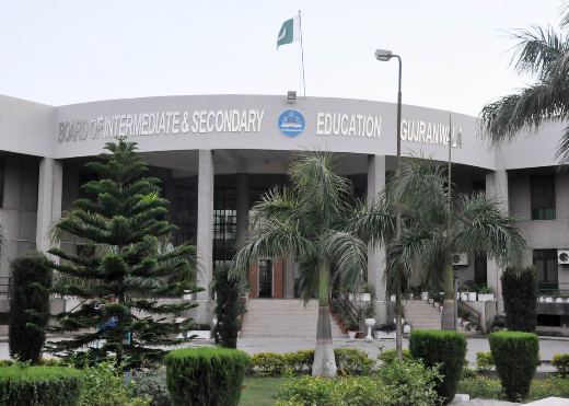 پوزیشن حاصل کرنیوالے طالبعلم کا میڈل لینے سے انکار