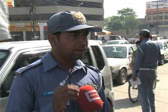 لاہور : گستاخانہ فلم کے خلاف احتجاج میں ٹریفک وارڈن بھی شامل