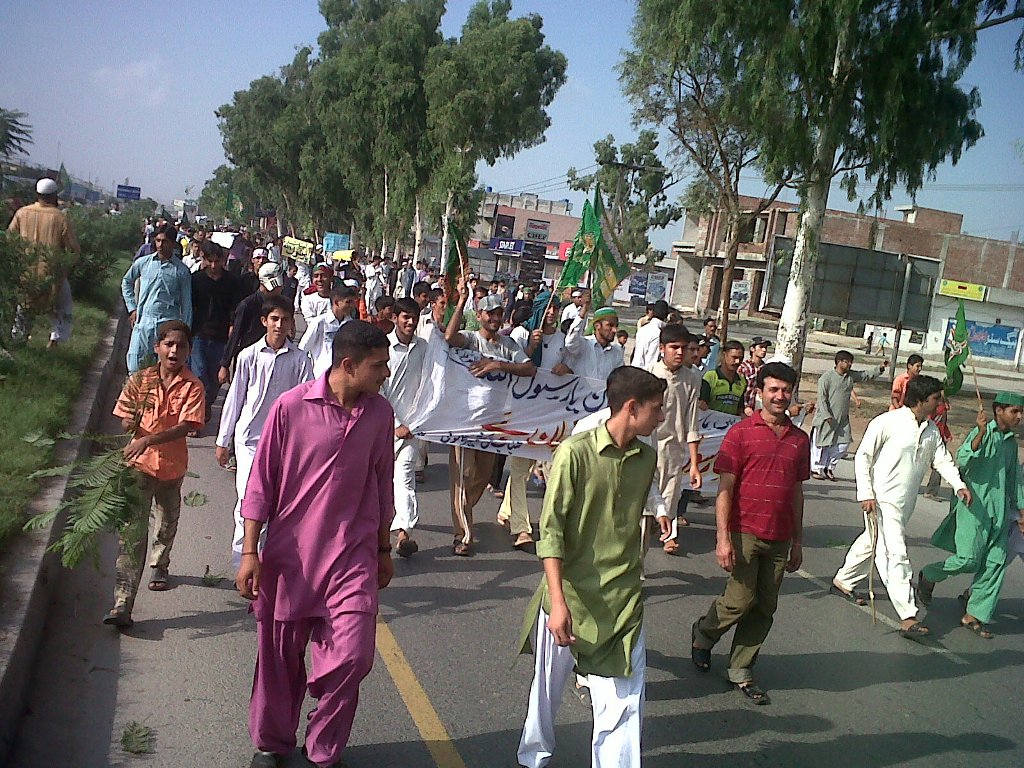 کشمیر کالونی گوجرانوالہ کینٹ میں  ملک کے دوسرے شہروں کی طرح  بھی یوم عشق رسول صلی اللہ علیہ والہ وسلم کے موقع پر شدید احتجاج کیا گیا