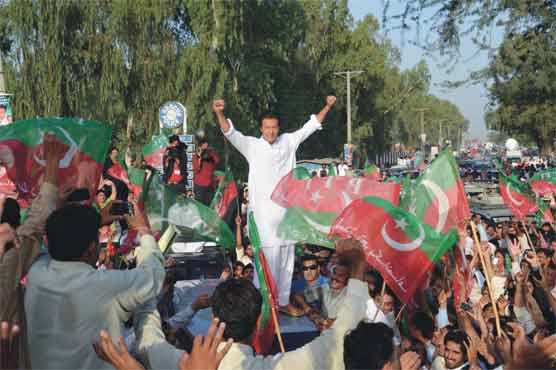 تحریک انصاف کا امن مارچ رکاوٹیں توڑ کر ٹانک میں داخل