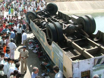 ایران میں طلبہ سے بھری بس الٹ گئی ، 21 جاں بحق