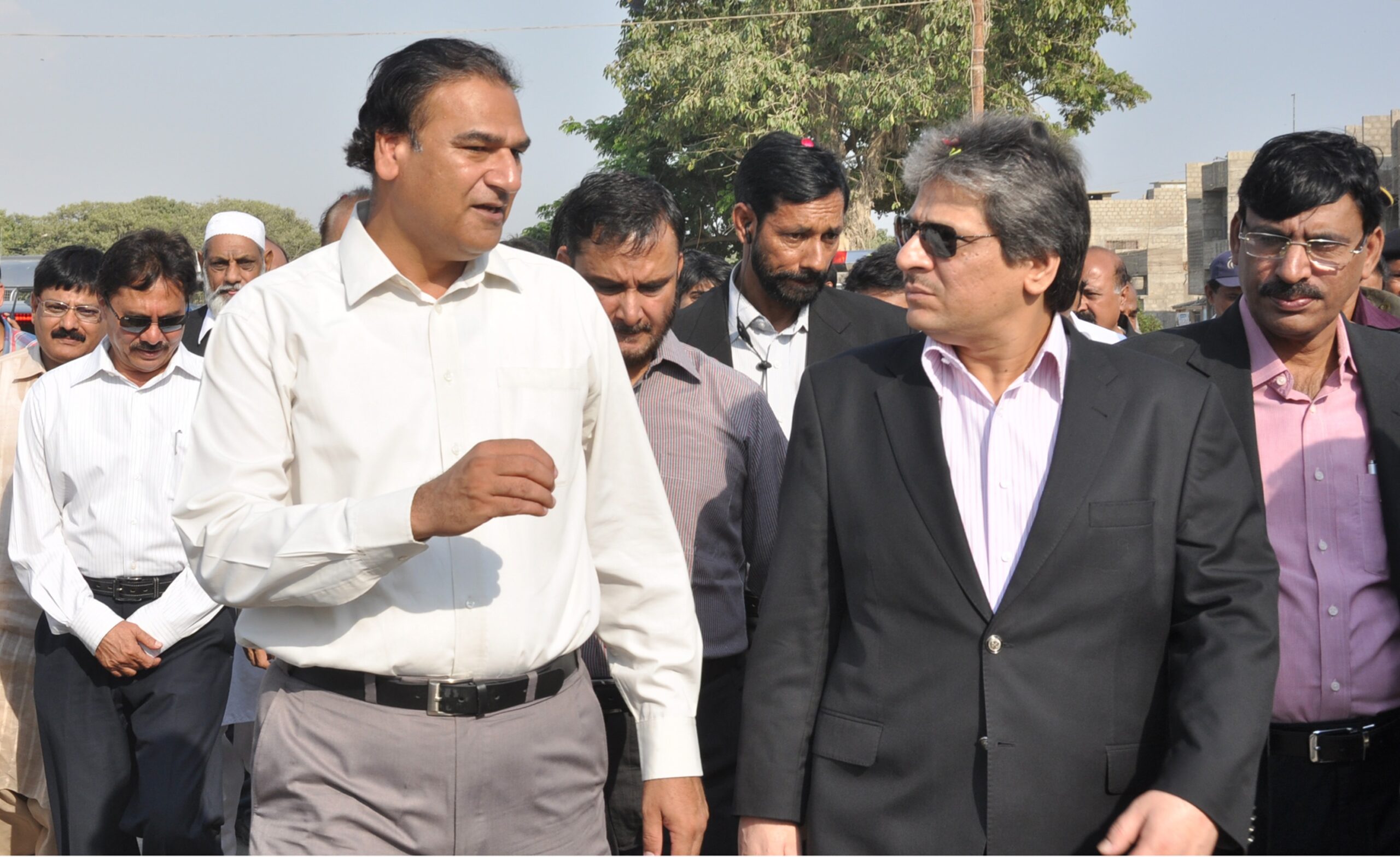 ڈاکٹر عشرت العباد خان کورنگی لانڈھی کا دورہ کرتے ہوئے