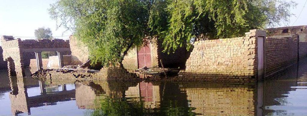 ڈیرہ اللہ یار میں سیلاب سے تباہ شدہ مکانات کے بیرونی منظر