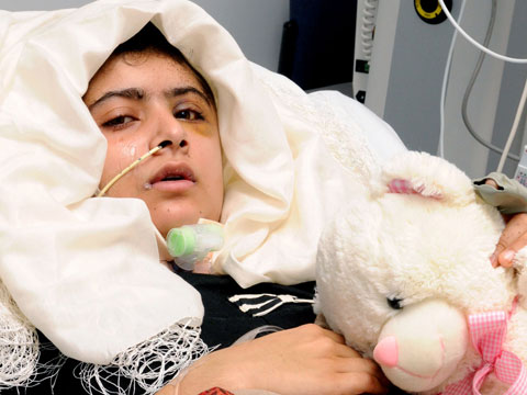 ملالہ سہارے کے ذریعے چل سکتی ہے بول نہیں سکتی۔میاں افتخار حسین