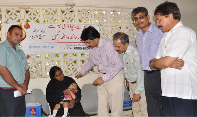 معین عامرپیر زادہ نے ایڈمنسٹریٹر / چیف آفیسر کورنگی ٹائون محمد سمیع خان کے ہمراہ پولیو مہم کا افتتاح کیا