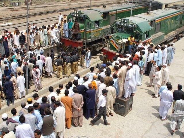 پاکستان ایکسپریس کا انجن ملتان کے قریب فیل ، مسافر پریشان