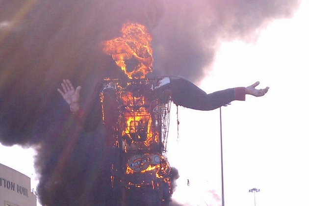 امریکی ریاست ٹیکساس میں نصب ٹیکس بگ کا مجسمہ جل کر تباہ